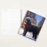 Agenda Poodle Christmas Fesason<br><div class="desc">Prepare-se para celebrar o feriado com o nosso charmoso Design cênico de Natal do Cão! Este delicioso produto apresenta adoráveis companheiros caninos rodando em meio a uma terra maravilhosa do inverno, adornada com luzes cintilantes, holly, e ornamentos festivos. Seu coração derreterá enquanto você testemunha cachorros vestidos com chapéus de Papai...</div>