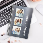 Agenda Prata 3-Foto Personalizada Bruta Metal 2024<br><div class="desc">Personalize facilmente este planejador moderno substituindo as três imagens de exemplo por suas fotos quadradas favoritas. Adicione o seu nome ou as iniciais do monograma e o ano em tipografia branca e crocante sobre fundo de metal esfregado em falso prata.</div>