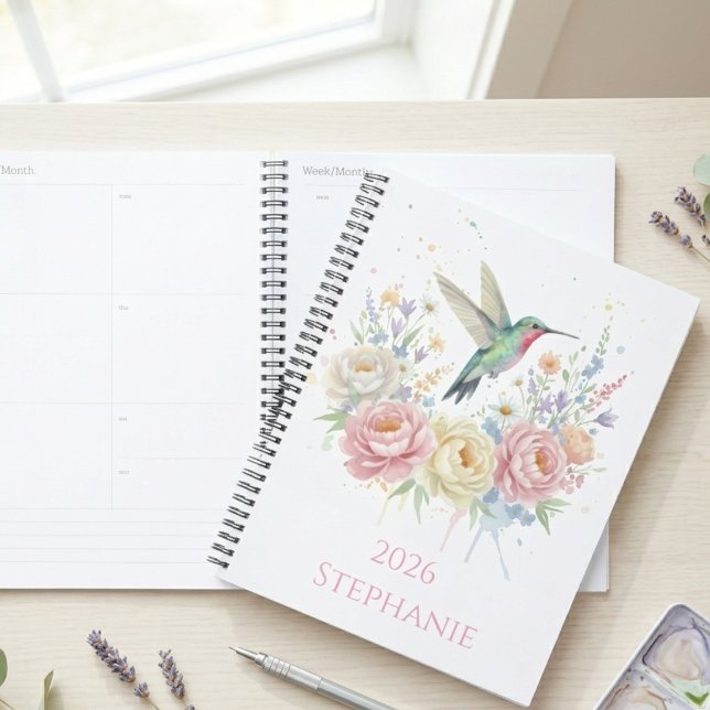 Agenda Presente de Formatura de Professor Flor Silvestre  (Watercolor hummingbird and peony bouquet — perfect graduation gift for a teacher or daughter.)