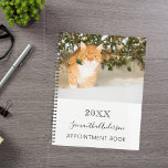 Agenda Preto branco de foto personalizado de gato<br><div class="desc">Um fundo branco chic. Personalize e adicione um ano,  nome e texto. O nome é escrito em preto com um grande estilo escrito manualmente.</div>