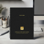 Agenda Preto Leather Procure o logotipo e nome Dourado da<br><div class="desc">Mantenha-se organizado e eleve a sua imagem profissional com o nosso Planeador Espiral Personalizado, com um design de aparência preto refinado que combina sofisticação com funcionalidade. Um espaço quadrado personalizável no cobrir permite que você exiba de forma destacada o logotipo de sua empresa sobre uma textura dourada, enquanto duas linhas...</div>