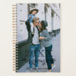 Agenda Preto Sobreposição - Metade do Ano de Ferida Foto<br><div class="desc">Planejador personalizado elegante impresso com sua foto no cobrir. Escreva o ano acima de uma meia coroa de folhas e bagas desenhada à mão. Adicione seu nome em uma fonte preta abaixo. A parte traseira apresenta listras em branco e preto.</div>