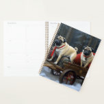 Agenda Pug Christmas Fesason Season<br><div class="desc">Prepare-se para celebrar o feriado com o nosso charmoso Design cênico de Natal do Cão! Este delicioso produto apresenta adoráveis companheiros caninos rodando em meio a uma terra maravilhosa do inverno, adornada com luzes cintilantes, holly, e ornamentos festivos. Seu coração derreterá enquanto você testemunha cachorros vestidos com chapéus de Papai...</div>