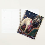 Agenda Pug Christmas Fesason Season<br><div class="desc">Prepare-se para celebrar o feriado com o nosso charmoso Design cênico de Natal do Cão! Este delicioso produto apresenta adoráveis companheiros caninos rodando em meio a uma terra maravilhosa do inverno, adornada com luzes cintilantes, holly, e ornamentos festivos. Seu coração derreterá enquanto você testemunha cachorros vestidos com chapéus de Papai...</div>