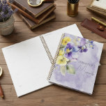 Agenda Púrpura e Amarelo Floral Moderna<br><div class="desc">Este simples,  mas elegante design apresenta um buquê de pânico roxo,  amarelo,  lavanda e outras flores com verde. O plano de fundo é uma abertura de cor d'água roxa em um plano de fundo de papel d'água branco texturizado. Criado pela imprensa simplesmente de farmácia.</div>