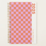 Agenda Quadro de Verificação Laranja Cor-de-Rosa Personal<br><div class="desc">Prepare-se para um ano elegantemente organizado com este planejador personalizado de tabuleiro cor-de-rosa e laranja para 2025! O padrão vibrante do tabuleiro de xadrez em cor-de-rosa e laranja negrito adiciona um toque divertido e vintage que é perfeito para manter seus dias brilhantes e excitantes. Personalize-o com seu nome para um...</div>