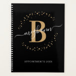 Agenda Raly Modern Black Name Script Monograma 2024<br><div class="desc">Um nome inicial de moça, moderna, moderna, moderna, elegante, preto e dourado, script personalizado de salão de beleza monograma 2024 ou qualquer planejador de ano. Apresentando uma inicial de monograma e um script de nome feminino em uma fonte com letras maiúsculas de caligrafia e uma estrutura com círculo pontilhado ao...</div>