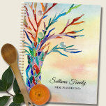 Agenda Refeição Personalizada Da Família Rainbow Tree 202<br><div class="desc">Este Planeador de Refeições exclusivo apresenta uma árvore de mosaico nas cores do arco-íris em um fundo de aquarela. Facilmente personalizável com seu nome e ano. Porque nós criamos nosso próprio trabalho de arte você não encontrará essa imagem exata de outros designers. Mosaico original © Michele Davies.</div>