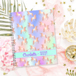 Agenda Rosa cor-de-rosa-Unicórnio 2022<br><div class="desc">Um fundo tendencioso e iridescente com cores pastel unicórnio e arco-íris cor rosa,  púrpura,  rosa,  verde-menta. Decorado com um padrão unicórnio colorido de ouro. Personalize e adicione um nome e um ano de 2021 escrito com um script de estilo manuscrito feminino moderno. Letras cor púrpura.</div>