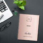 Agenda Rosa de logotipo monograma e metal 2025<br><div class="desc">Um fundo de aparência metálica falsa rosa dourado. Personalize e adicione o logotipo da sua empresa,  ano,  primeiro nome,  iniciais do monograma e nome do cheio. O logotipo da sua empresa na frente e atrás.</div>