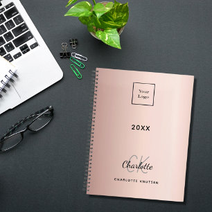 Agenda Rosa de logotipo monograma e metal 2026