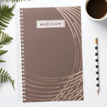 Agenda Rosa Dourada e Mauve Abstrato Personalizada Trendy<br><div class="desc">Mantenha-se organizado em estilo com este planejador personalizado de tendências rosa-ouro e abstrato-mauve. Perfeito para mulheres que amam designs quentes e contemporâneos, este planejador combina elegância com funcionalidade. O padrão abstrato moderno e os sotaques luxuosos de ouro rosa adicionam um toque de sofisticação ao seu planejamento diário. Personalize-o com seu...</div>