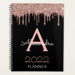 Agenda rosa Dourado 2022 - Monograma preto brilhante<br><div class="desc">2022 Rosa Dourado - Blush Pink and Black Sparkle Glitter Monographic Name (Nome do monograma da brilha brilhante e do notebook espiral inicial). Isto faz o doce e perfeito aniversário de 16 anos, casamento, chá de panela, aniversário, chá de fraldas ou festa de solteira presente para alguém que ama luxo...</div>