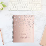 Agenda Rosa dourado blush brilhante nome de ouros 2023<br><div class="desc">Um fundo metálico rosa dourado falso com aparência elegante de rosa dourado com diamantes falsos. Personalize e adicione um ano e um nome. O nome é escrito em ouro rosa escuro com um grande roteiro de estilo, escrito à mão, com baloiços. Para manter as hastes, exclua apenas o nome da...</div>