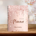 Agenda Rosa dourado brilho dourado dobra nome do monogram<br><div class="desc">Um fundo metálico rosa dourado falso com aspecto elegante,  pinceladas,  pingos de brilho,  pintura pingando. Personalize e adicione um nome e ano. Perfeito para a escola,  o trabalho ou a organização da sua vida pessoal/familiar.</div>