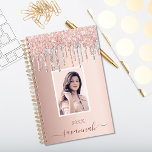 Agenda Rosa dourado, cor-de-rosa, gotas de prata 2025<br><div class="desc">Um fundo rosa dourado com elegante rosa dourado, pingos cor-de-rosa e falso prata, pintura pingando. Personalize e adicione sua própria foto, nome e um ano. O nome é escrito em ouro rosa escuro com um grande roteiro de estilo, escrito à mão, com baloiços. Para manter as hastes, exclua apenas o...</div>