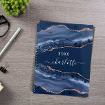Agenda Rosa dourado de mármore azul 2025<br><div class="desc">Um ágar azul escuro e rosa ouro,  impressão de pedra mármore como fundo Personalize e adicione seu nome. O nome é escrito com um moderno estilo escrito à mão.</div>