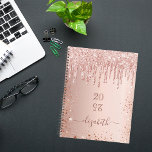 Agenda Rosa dourado dourado pingos pincelado nome do mono<br><div class="desc">Um fundo metálico rosa dourado falso com aspecto elegante, pingos rosa dourados, pintura pingada. Modelo por um ano (invertido) Personalize e adicione um nome. O nome é escrito em ouro rosa escuro com um grande estilo escrito à mão moderno. Perfeito para a escola, o trabalho ou a organização da sua...</div>