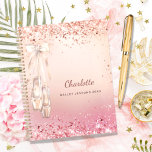 Agenda Rosa dourado, esferina monograma, cor-de-rosa, 202<br><div class="desc">Um fundo rosa dourado e gradiente rosa. Decorados com rosa dourado, poeira brilhante rosa e esferina, calçados com pontas para balés. Personalize e adicione um nome e um texto, ano na frente. O nome está escrito em um moderno e escuro rosa dourado escrito com letras de mão. Para planejar suas...</div>
