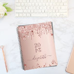 Agenda Rosa dourado - estrelas rosa elegantes 2026<br><div class="desc">Um fundo metálico rosa dourado falso com aspecto elegante, rosa dourado falso e brilho cor-de-rosa, aparência de pingar e estrelas. Modelo por um ano (invertido) Personalize e adicione um nome. O nome é escrito em ouro rosa escuro com um grande estilo escrito à mão moderno. Perfeito para a escola, o...</div>