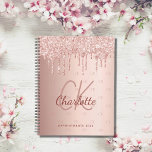 Agenda Rosa dourado glitter drips monograma script 2023<br><div class="desc">Um fundo metálico rosa dourado falso com aspecto elegante,  pingos rosa dourados,  pintura pingando. Personalize e adicione as iniciais do seu monograma,  nome e título/ano (qualquer ano) As iniciais do seu monograma como padrão no plano de fundo.</div>