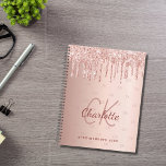 Agenda Rosa dourado glitter drips monograma script 2025<br><div class="desc">Um fundo rosa dourado com elegante brilho rosa dourado falso,  pintura gotejando. Personalize e adicione as suas iniciais do monograma,  nome e título/ano 2022 (ou qualquer ano) As suas iniciais do monograma como padrão no fundo.</div>