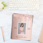 Agenda Rosa dourado goteja foto 2024<br><div class="desc">Um fundo metálico rosa dourado falso com aspecto elegante, pingos rosa dourados, pintura pingada. Modelos para sua própria foto, ano e título. O título é escrito em ouro rosa escuro com um grande estilo escrito à mão moderno. Perfeito para a escola, o trabalho ou a organização da sua vida pessoal/familiar...</div>