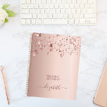 Agenda Rosa dourado pingando a pincelada glamourosa 2025<br><div class="desc">Um fundo rosa de ouro falso com elegante brilho rosa de ouro falso e estrelas brilhando, pingando. Personalize e adicione um ano e um nome. O nome é escrito em ouro rosa escuro com um grande roteiro de estilo, escrito à mão, com baloiços. Para manter as hastes, exclua apenas o...</div>