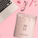 Agenda Rosa dourado pingos glamourosos de brilho 2024<br><div class="desc">Um fundo metálico rosa dourado falso com aspecto elegante, pingos rosa dourados, pintura pingada. Modelo por um ano. Personalize e adicione um nome. O nome é escrito em ouro rosa escuro com um grande estilo escrito à mão moderno. Perfeito para a escola, o trabalho ou a organização da sua vida...</div>