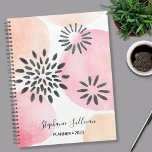 Agenda Rosa Floral Personalizado<br><div class="desc">Este bonito planificador cor-de-rosa pastel é decorado com um padrão floral abstrato de tração manual num fundo de cor-de-água em tons de rosa e coral. Você pode personalizá-lo mudando o ano e nomeá-lo ou fazer-o como um monograma,  se preferir. Design original © Michele Davies.</div>