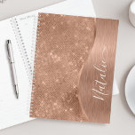 Agenda Rosa Metálico - Largura Dourada Personalizada<br><div class="desc">Personalize facilmente este rosa dourado com metal escovado e planador brilhante com padrão de brilho com seu próprio nome personalizado.</div>