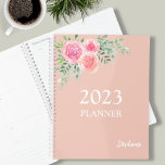 Agenda Rosa oral Dourado<br><div class="desc">Este planejador bonito é decorado com um buquê de aquarela de rosas e folhagem em tons de rosa, pincel e verde sobre um fundo de rosa. Facilmente personalizável com o ano e o seu nome. Use a Ferramenta Design para alterar o tamanho, o estilo ou a cor do texto. À...</div>