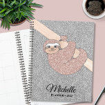 Agenda Rosa personalizado Lama de Glitter Prateado Dourad<br><div class="desc">Este planejador é decorado com um desenho fofo de uma preguiça-bebê sorridente,  cor-de-rosa-pincelada,  pendurada de um galho num fundo brilhante prateado. Você pode personalizar este planejador com seu nome e ano. Desenho original © Michele Davies.</div>