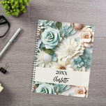 Agenda Rótulo de floração de creme verde Dusty<br><div class="desc">Um padrão floral verde e creme. Personalize e adicione um ano (qualquer ano) e seu nome. O nome é escrito com um moderno estilo escrito à mão</div>