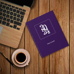Agenda Roxo Real Moderno Elegante 2024 Simples<br><div class="desc">O planejador minimalista roxo real simples e elegante é perfeito para uso diário, trabalhadores de escritório, planejadores de eventos ou para qualquer profissional, bem como para uso pessoal. Seu design é elegante, minimalista, simples, moderno e tem uma aparência corporativa perfeita. Vem com um ano e nome personalizáveis, uma maneira perfeita...</div>