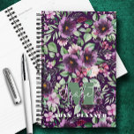 Agenda Roxos Monogramas<br><div class="desc">Este planejador personalizado apresenta o seu monograma e nome próprio em letra chic num fundo de púrpuras e folhas. Ideal para você mesmo ou um presente excelente para qualquer ocasião.</div>