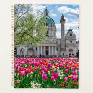 Agenda Rua. Charles Church em primavera em Viena, Áustria
