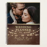 Agenda Rustic Wood String Luzes De Casamento Planner<br><div class="desc">Mantenha-se maravilhosamente organizado com este planejador de casamento rústico personalizado com luzes românticas de cordas,  textura de madeira e sua foto favorita. Um charmoso deve ter noivas e noivos planejando seu grande dia.</div>