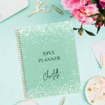 Agenda Sage green name script 2025<br><div class="desc">Um fundo verde sábio decorado com confete. Personalize e adicione um nome. O nome é escrito com um grande e moderno roteiro escrito à mão,  estilo de assinatura. Perfeito para a escola,  o trabalho ou a organização da sua vida pessoal/familiar.</div>