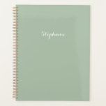 Agenda Sage Verde Nome Moderno Elegante Monograma Boho<br><div class="desc">Elegante,  rústico,  simples,  monograma,  minimalista,  nome,  planejador verde sage. Bela,  design moderno.</div>