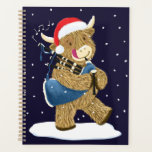 Agenda Scottish Highland Cow Christmas Piper<br><div class="desc">Wee Hamish, a mais amável vaca da Escócia, está ocupada a praticar as suas melodias na neve de Natal da vitória. Não vai demorar muito até ele tocar uma canção para o Pai Natal e seus amigos das renas. Esta pequena galinha de Heilan faz um presente ideal para os jogadores...</div>