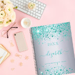 Agenda Script 2023 de nome de brilho de prata<br><div class="desc">Um fundo metálico de aspecto fino prateado decorado com pó brilhante verde-lacrimejante. Personalize e adicione seu nome. O nome é escrito com um moderno estilo escrito à mão com traços. Para manter as hastes, exclua apenas o nome da amostra, deixe os espaços ou emoji na frente e depois do nome....</div>