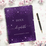 Agenda Script 2023 do nome da lente púrpura<br><div class="desc">Fundo roxo profundo, texto branco. Decorado com pó de brilho falso. Personalize e adicione um ano, seu nome e título. O nome é escrito com um moderno estilo escrito à mão com traços. Para manter as hastes, exclua apenas o nome da amostra, deixe os espaços ou emoji na frente e...</div>