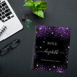 Agenda Script 2023 do nome da poeira do roxo preto<br><div class="desc">Fundo preto, texto branco. Decorado com pó de brilho púrpura. Personalize e adicione um ano, seu nome e título. O nome é escrito com um moderno estilo escrito à mão com traços. Para manter as hastes, exclua apenas o nome da amostra, deixe os espaços ou emoji na frente e depois...</div>