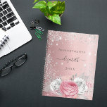 Agenda Script 2025 do nome da brilho prateado floral rosa<br><div class="desc">Um fundo cor-de-rosa pincelado com florais cor-de-rosa, folhagem prateada e pó cinza-prateado sujo. Personalize e adicione seu nome, título e ano. O nome é escrito com um moderno estilo escrito à mão com traços. Para manter as hastes, exclua apenas o nome da amostra, deixe os espaços ou emoji na frente...</div>