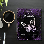 Agenda Script de nome da borboleta de brilho roxo preto<br><div class="desc">Fundo preto,  texto branco. Decorado com brilho púrpura,  faíscas e uma borboleta grande. Personalize e adicione um ano,  seu nome e um título. O nome é escrito com um moderno estilo escrito à mão.</div>