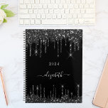Agenda Script de nome de gotas pretas 2025<br><div class="desc">Um fundo preto clássico decorado com pingos. Personalize e adicione um ano e um nome. O nome é escrito com um estilo escrito manualmente moderno com letras maiúsculas e minúsculas. Para manter as hastes, exclua apenas o nome da amostra, deixe os espaços ou emoji na frente e depois do nome....</div>
