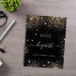 Agenda Script de nome em ouro preto 2025<br><div class="desc">Fundo preto, texto branco. Decorado com faíscas falsas. Personalize e adicione um ano, seu nome e título. O nome é escrito com um moderno estilo escrito à mão com traços. Para manter as hastes, exclua apenas o nome da amostra, deixe os espaços ou emoji na frente e depois do nome....</div>