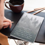 Agenda Serenity Prayer Misty Forest Foto<br><div class="desc">Este planejador mensal/semanal mantém todas as suas atividades e agendas futuras organizadas num único lugar útil e apresenta a imagem fotográfica de uma floresta nebulosa e nebulosa e verde juntamente com as palavras da inspiração Serenity Prayer. Selecione o estilo do planejador e a cor do fio.</div>