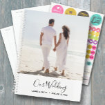 Agenda Seu Casamento Fotográfico<br><div class="desc">Planejador de casamento com sua foto favorita na frente personalizada com seus detalhes em letra chic. O Planejador inclui layouts mensais e semanais,  12 meses,  60 páginas com SOFT laminado ou cobrir frontais e traseiros do DURO.</div>